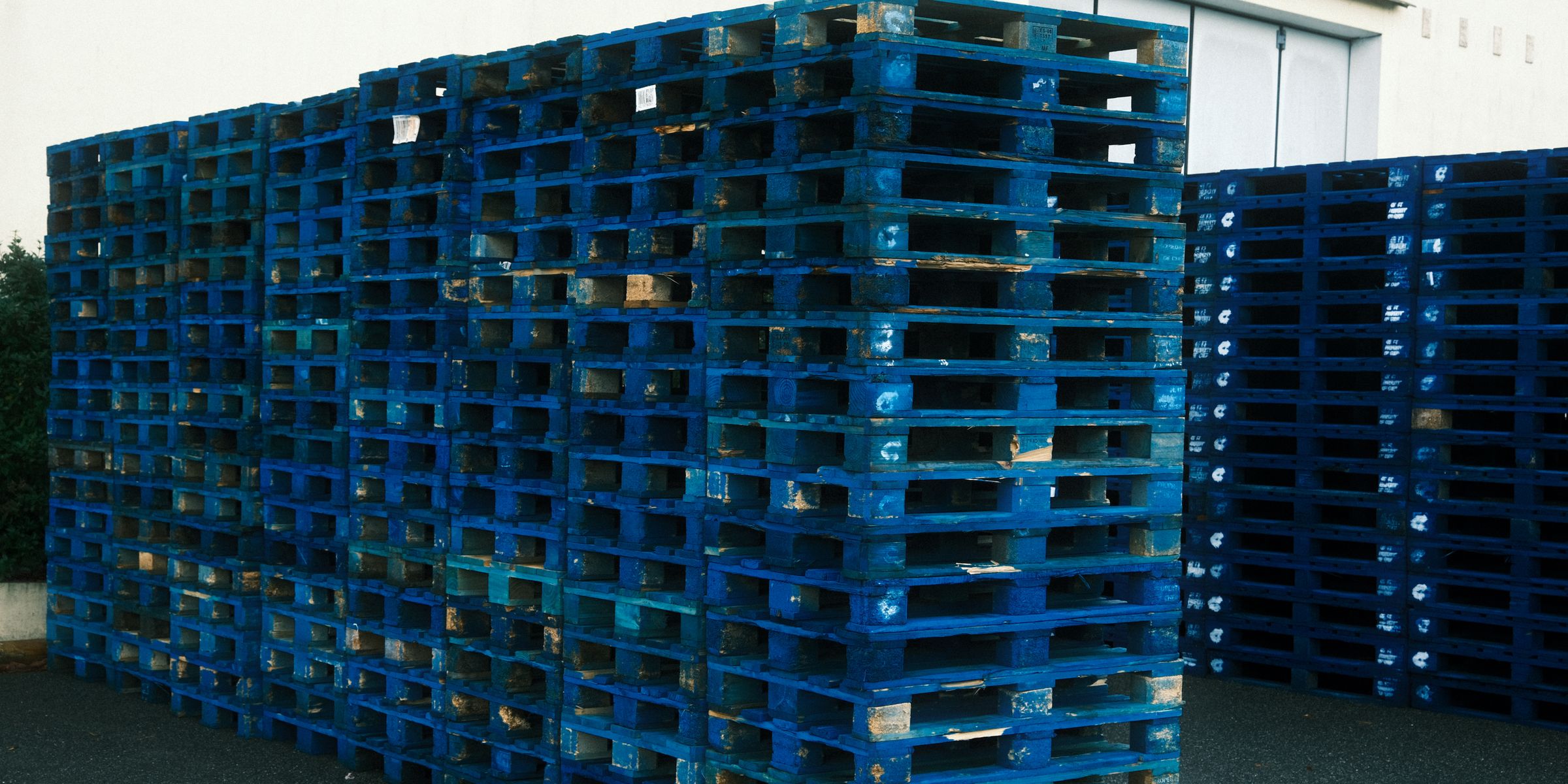 Plastic pallets in the raw material warehouse